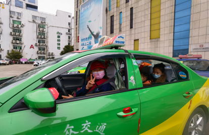 南昌市出租汽車行業積極開展 傳遞希望 與愛同行 關愛智障兒童活動